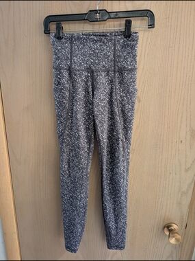 Athleta Black and White Speckled Salutation Stash Pocket Tight